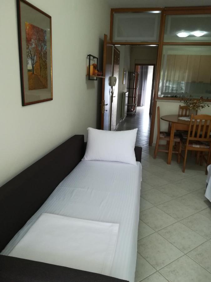 Apartment Ey Zhn Néa Khilí Екстериор снимка